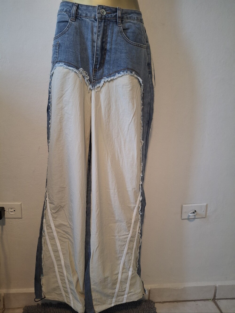 Two-Tone Wide Leg Jeans in Blue and Cream